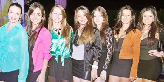 Juventude francana em noite de festa/balada na Chácara Vitória e que abre a coluna neste domingo: Camila Antonelli, Vanessa Chieregato, Bianca Batista, Ana Clara Diniz, Raina Masson, Aylana Borges e Daniela Paulino. Lindas!